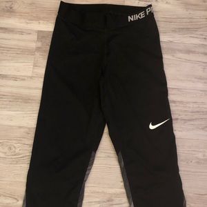 Nike Pro  Dri-Fit capris women’s sz M, excellent used condition.